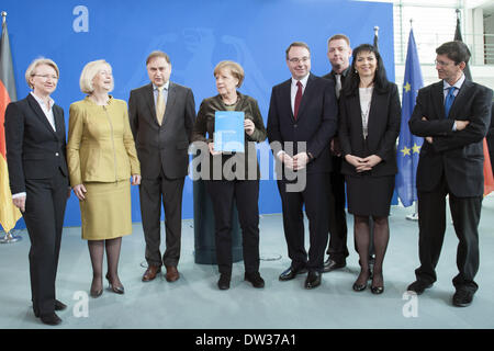 Berlin, Allemagne. Feb 26, 2014. Ministre fédéral de l'éducation a présenté le rapport 2014 à la chancelière fédérale Angela Merkel, le 26 février 2014. Credit : Goncalo Silva/NurPhoto ZUMAPRESS.com/Alamy/Live News Banque D'Images