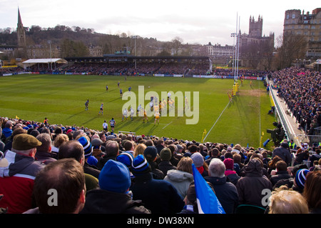 Les gens qui regardent un match de rugby au Recreation Ground connu sous le nom de loisir à Bath Somerset on 22 février 2014 Baignoire v London Wasps Banque D'Images