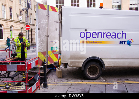 BT Openreach engineering travaille dans une rue à Bath Somerset UK Banque D'Images