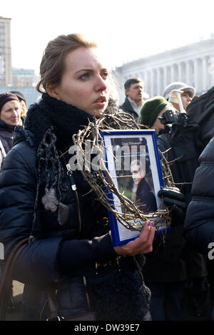 Kiev, Ukraine. 26 février 2014. Les familles des victimes de la violence récente dans la région de Kiev, mars à l'Euromaidan camp pour une cérémonie en hommage aux victimes. Crédit : Jay/Shaw-Baker Alamy Live News Banque D'Images