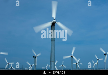 Les LAMES EN ROTATION WIND TURBINE ALTAMONT PASS, California USA Banque D'Images