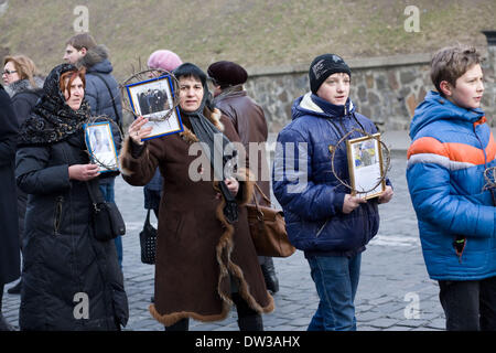 Kiev, Ukraine. 26 février 2014. Les familles des victimes de la violence récente dans la région de Kiev, mars à l'Euromaidan camp pour une cérémonie en hommage aux victimes. Crédit : Jay/Shaw-Baker Alamy Live News Banque D'Images