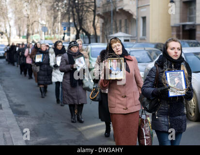 Kiev, Ukraine. 26 février 2014. Les familles des victimes de la violence récente dans la région de Kiev, mars à l'Euromaidan camp pour une cérémonie en hommage aux victimes. Crédit : Jay/Shaw-Baker Alamy Live News Banque D'Images