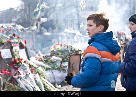 Kiev, Ukraine. 26 février 2014. Les familles des victimes de la violence récente dans la région de Kiev, mars à l'Euromaidan camp pour une cérémonie en hommage aux victimes. Crédit : Jay/Shaw-Baker Alamy Live News Banque D'Images