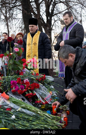 Kiev, Ukraine. 26 février 2014. Les familles des victimes de la violence récente dans la région de Kiev, mars à l'Euromaidan camp pour une cérémonie en hommage aux victimes. Crédit : Jay/Shaw-Baker Alamy Live News Banque D'Images