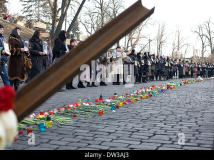 Kiev, Ukraine. 26 février 2014. Les familles des victimes de la violence récente dans la région de Kiev, mars à l'Euromaidan camp pour une cérémonie en hommage aux victimes. Crédit : Jay/Shaw-Baker Alamy Live News Banque D'Images