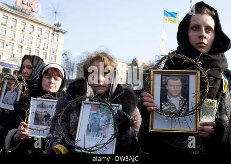 Kiev, Ukraine. 26 février 2014. Les familles des victimes de la violence récente dans la région de Kiev, mars à l'Euromaidan camp pour une cérémonie en hommage aux victimes. Crédit : Jay/Shaw-Baker Alamy Live News Banque D'Images