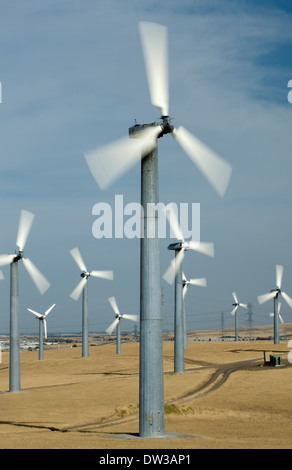 Les LAMES EN ROTATION WIND TURBINE ALTAMONT PASS, California USA Banque D'Images