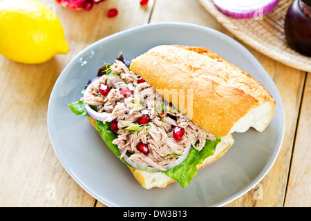 Thon à l'aneth et sur Grenade sandwich Baguette Banque D'Images