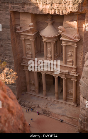 À la recherche sur Al Khazneh, (le Conseil du Trésor) de la falaises environnantes, Petra, Jordanie Banque D'Images