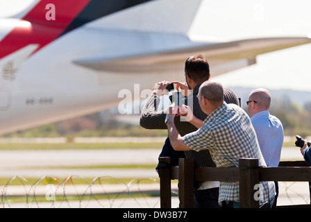 Condamnations enthousiaste à l'aéroport de Manchester en prenant des clichés de l'Airbus A380 après l'atterrissage, England, UK Banque D'Images