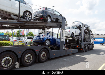 Voiture de la livraison des voitures Fiat concessionnaire à à Warrington, Cheshire, England, UK Banque D'Images
