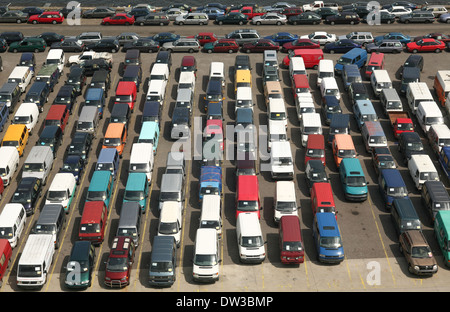 Utilisé cars alignés sur un quai à Hambourg, en Allemagne, en attente d'être exportées vers l'Afrique. Banque D'Images