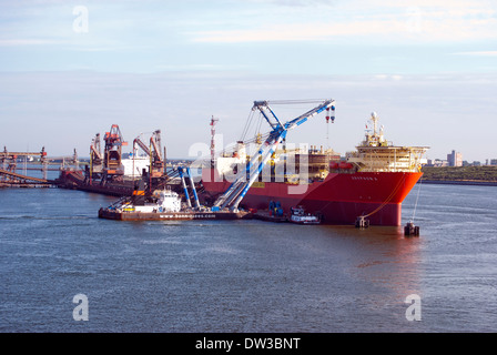 Gryphon un navire à Rotterdam huile flottante après des réparations majeures. 3 Matador aidant avec levage lourd. Banque D'Images