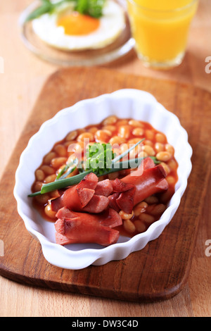 Haricots cuits au four avec saucisses grillées et œuf frit Banque D'Images