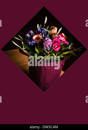 Sac à provisions Card concept avec fleurs, fenêtre carrée sur fond violet avec espace de copie, ajouter son propre texte Banque D'Images