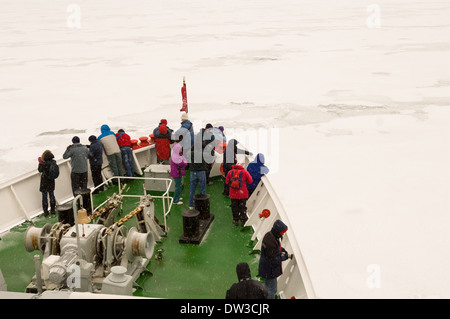MV Explorer poussant à travers la banquise au large de l'île de Kapp Lee, Edgeøya, archipel du Svalbard, Norvège Banque D'Images