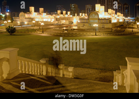 Nuit ville Sharjah, Sharjah, Émirats arabes unis (Émirat) Banque D'Images