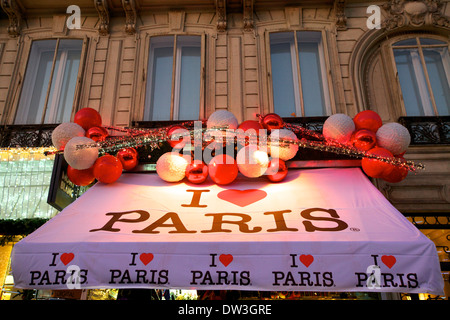 Décorations de Noël avec la boutique, Avenue des Champs-Elysées, Paris, France, l'Europe de l'Ouest. Banque D'Images