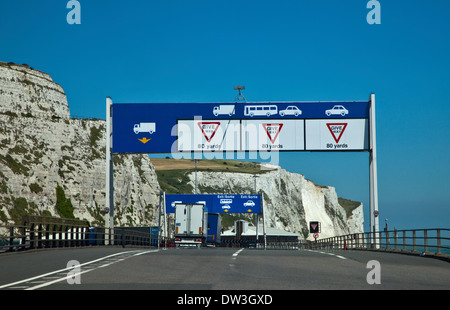 Rampe de sortie de la Croix Channel Ferries, Dover, Kent, Angleterre Banque D'Images