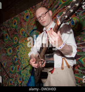 Mark Henry frère sans chapeau jouant de la guitare au cours d'une vérification du son au Festival Americana Maverick Banque D'Images