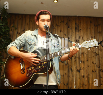 Adam Burridge 'X Factor' Adam Générique Burridge joue un petit concert intime au coin boutique Bar à Shoreditch. Il a été appuyé par d'autres compétiteurs Rylan Clark, qui lui présente, et par James Arthur qui a fait une chanson avec lui. Londres, Angleterre - 03.10.1 Banque D'Images