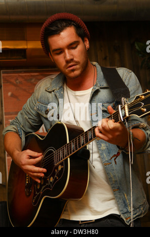 Adam Burridge 'X Factor' Adam Générique Burridge joue un petit concert intime au coin boutique Bar à Shoreditch. Il a été appuyé par d'autres compétiteurs Rylan Clark, qui lui présente, et par James Arthur qui a fait une chanson avec lui. Londres, Angleterre - 03.10.1 Banque D'Images