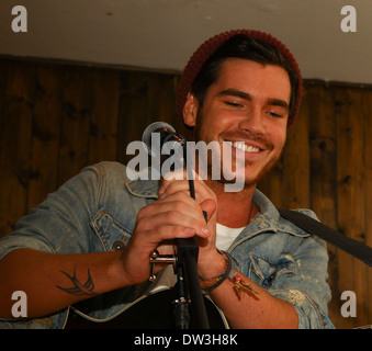 Adam Burridge 'X Factor' Adam Générique Burridge joue un petit concert intime au coin boutique Bar à Shoreditch. Il a été appuyé par d'autres compétiteurs Rylan Clark, qui lui présente, et par James Arthur qui a fait une chanson avec lui. Londres, Angleterre - 03.10.1 Banque D'Images
