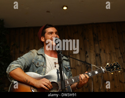 Adam Burridge 'X Factor' Adam Générique Burridge joue un petit concert intime au coin boutique Bar à Shoreditch. Il a été appuyé par d'autres compétiteurs Rylan Clark, qui lui présente, et par James Arthur qui a fait une chanson avec lui. Londres, Angleterre - 03.10.1 Banque D'Images