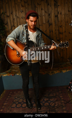 Adam Burridge 'X Factor' Adam Générique Burridge joue un petit concert intime au coin boutique Bar à Shoreditch. Il a été appuyé par d'autres compétiteurs Rylan Clark, qui lui présente, et par James Arthur qui a fait une chanson avec lui. Londres, Angleterre - 03.10.1 Banque D'Images
