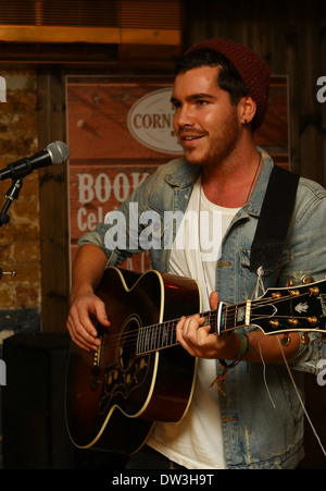 Adam Burridge 'X Factor' Adam Générique Burridge joue un petit concert intime au coin boutique Bar à Shoreditch. Il a été appuyé par d'autres compétiteurs Rylan Clark, qui lui présente, et par James Arthur qui a fait une chanson avec lui. Londres, Angleterre - 03.10.1 Banque D'Images