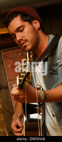 Adam Burridge 'X Factor' Adam Générique Burridge joue un petit concert intime au coin boutique Bar à Shoreditch. Il a été appuyé par d'autres compétiteurs Rylan Clark, qui lui présente, et par James Arthur qui a fait une chanson avec lui. Londres, Angleterre - 03.10.1 Banque D'Images