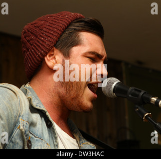 Adam Burridge 'X Factor' Adam Générique Burridge joue un petit concert intime au coin boutique Bar à Shoreditch. Il a été appuyé par d'autres compétiteurs Rylan Clark, qui lui présente, et par James Arthur qui a fait une chanson avec lui. Londres, Angleterre - 03.10.1 Banque D'Images