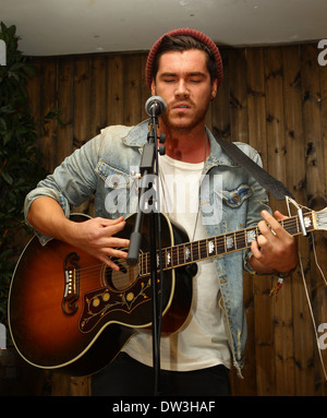 Adam Burridge 'X Factor' Adam Générique Burridge joue un petit concert intime au coin boutique Bar à Shoreditch. Il a été appuyé par d'autres compétiteurs Rylan Clark, qui lui présente, et par James Arthur qui a fait une chanson avec lui. Londres, Angleterre - 03.10.1 Banque D'Images
