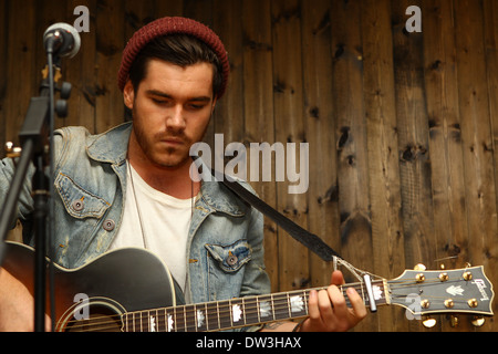 Adam Burridge 'X Factor' Adam Générique Burridge joue un petit concert intime au coin boutique Bar à Shoreditch. Il a été appuyé par d'autres compétiteurs Rylan Clark, qui lui présente, et par James Arthur qui a fait une chanson avec lui. Londres, Angleterre - 03.10.1 Banque D'Images