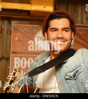 Adam Burridge 'X Factor' Adam Générique Burridge joue un petit concert intime au coin boutique Bar à Shoreditch. Il a été appuyé par d'autres compétiteurs Rylan Clark, qui lui présente, et par James Arthur qui a fait une chanson avec lui. Londres, Angleterre - 03.10.1 Banque D'Images