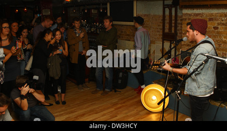 Adam Burridge 'X Factor' Adam Générique Burridge joue un petit concert intime au coin boutique Bar à Shoreditch. Il a été appuyé par d'autres compétiteurs Rylan Clark, qui lui présente, et par James Arthur qui a fait une chanson avec lui. Londres, Angleterre - 03.10.1 Banque D'Images