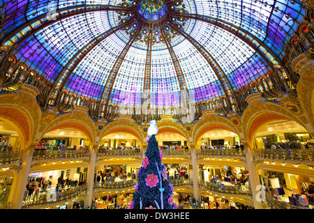 Décorations de Noël dans les Galeries Lafayette, Paris, France, l'Europe de l'Ouest. Banque D'Images