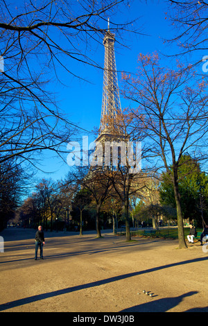 Les hommes Boulodrome avec Tour Eiffel en arrière-plan, Paris, France, l'Europe de l'Ouest. Banque D'Images