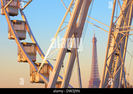 Tour Eiffel à partir de la Place de La Concorde avec grande roue en premier plan, Paris, France, l'Europe de l'Ouest. Banque D'Images