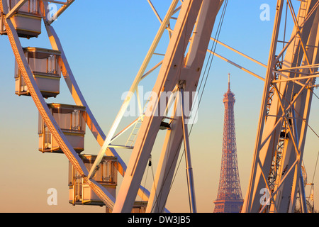 Tour Eiffel à partir de la Place de La Concorde avec grande roue en premier plan, Paris, France, l'Europe de l'Ouest. Banque D'Images