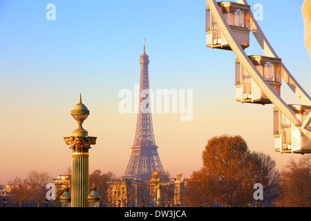 Tour Eiffel à partir de la Place de La Concorde avec grande roue en premier plan, Paris, France, l'Europe de l'Ouest. Banque D'Images