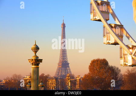 Tour Eiffel à partir de la Place de La Concorde avec grande roue en premier plan, Paris, France, l'Europe de l'Ouest. Banque D'Images