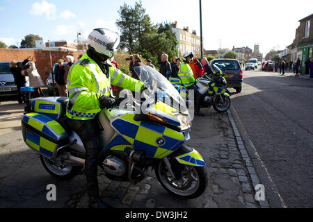 Hampton de police, Station Road, Hampton, Middlesex, Royaume-Uni. 26 février 2014. Les foules se rassemblent dans Station Road à regarder comme la flotte de vintage Metropolitan Police Service (MPS) voitures et motos quitter le garage de Hampton de police pour la dernière fois. Le convoi qui est escorté en moto hors-riders ont voyagé jusqu'à New Scotland Yard et puis sur Hendon où ils seront basés en permanence. Jusqu'à aujourd'hui Hampton station de police se trouvaient les sept voitures et vélos sept dont certaines remontent à 1945. Credit : Emma Durnford/Alamy Live News Banque D'Images