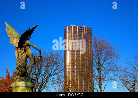 Tour Montparnasse du cimetière Montparnasse avec Horace Daillion, le Bronze Angel en premier plan, Montparnasse, Paris Banque D'Images