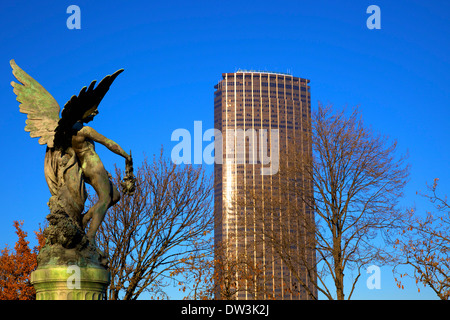 Tour Montparnasse du cimetière Montparnasse avec Horace Daillion, le Bronze Angel en premier plan, Montparnasse, Paris Banque D'Images