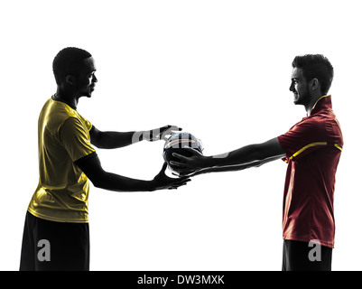 Deux hommes joueur de football jouer au football football donnant la concurrence en silhouette sur fond blanc Banque D'Images
