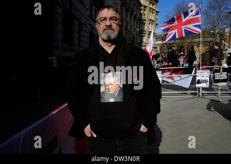 Londres, Royaume-Uni. Feb 26, 2014. La foule à l'extérieur de la Lee Rigby le procès pour meurtre à l'Old Bailey, London, UK. Photo : membres de l'EDL/Megawhat Crédit : Rachel Alamy Live News Banque D'Images