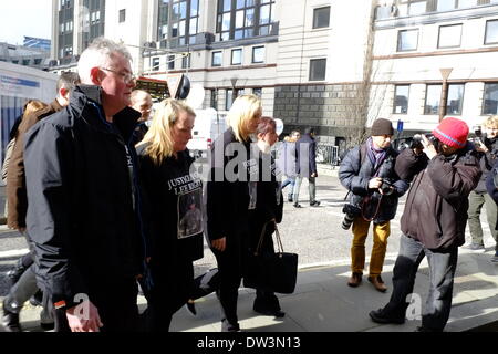Londres, Royaume-Uni. Feb 26, 2014. La foule à l'extérieur de la Lee Rigby le procès pour meurtre à l'Old Bailey, London, UK. Photo : Famille de Lee Rigby arriver d'entendre la phrase. Megawhat Crédit : Rachel/Alamy Live News