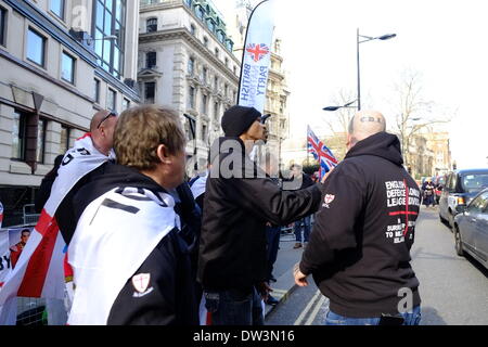 Londres, Royaume-Uni. Feb 26, 2014. La foule à l'extérieur de la Lee Rigby le procès pour meurtre à l'Old Bailey, London, UK. Sur la photo : les membres de l'EDL/Megawhat Crédit : Rachel Alamy Live News Banque D'Images